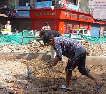 भाेट हाल्ने रहर दबाएर इन्द्रचोकमा बेल्चा चलाइरहेकाहरू- ऋणको भारी बोकेर गाउँ कसरी फर्किनु ?